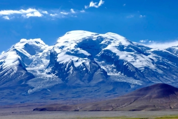 苏拉木塔格峰图片