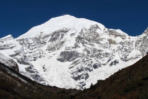 绰莫拉日峰图片