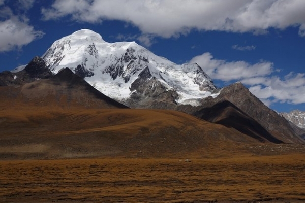 穷母岗日峰图片