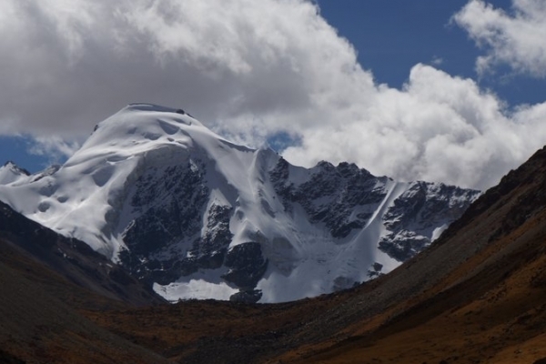 穷母岗日峰图片