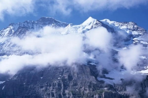 库拉岗日雪山图片
