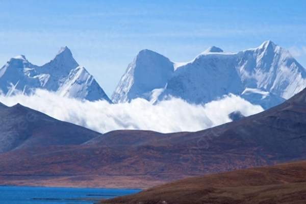 库拉冈日峰图片