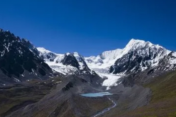 勒多漫因峰图片