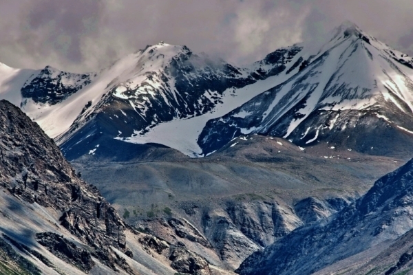 岗什卡雪峰图片
