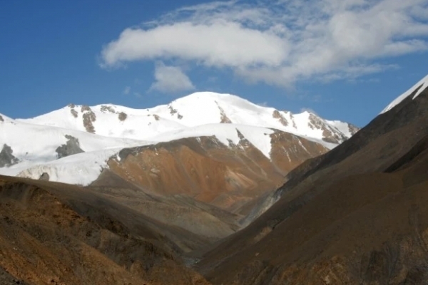 岗什卡雪峰图片