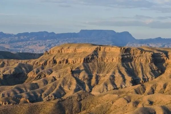 角合翟日桌子山图片