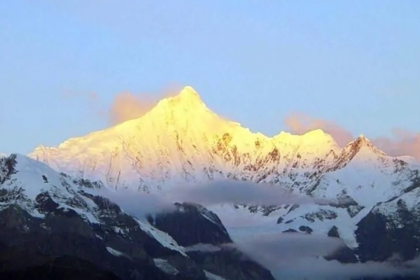 卡瓦格博峰图片